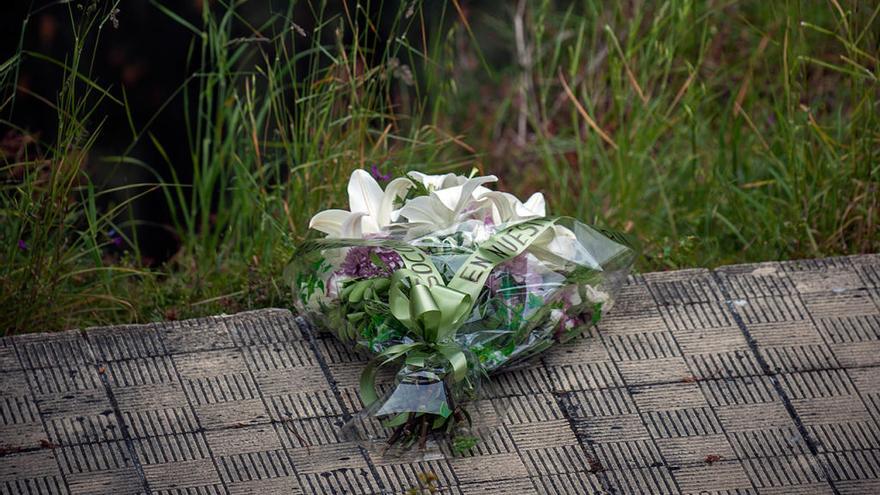 Una ofrenda floral en el lugar donde apareció el cuerpo. // Brais Lorenzo