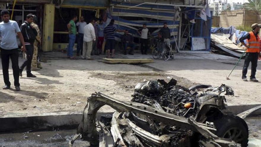 Inspeccionan la zona en la que ha explosionado un coche bomba en Bagdad.