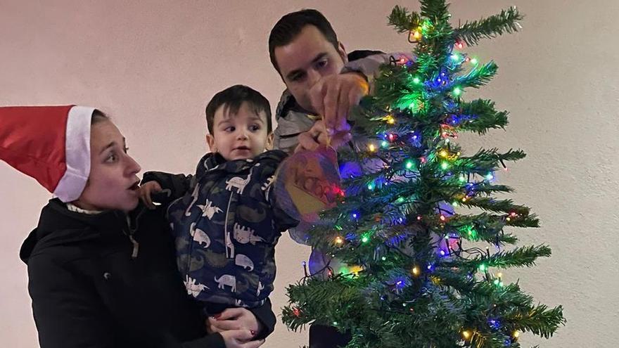 Una de las familias del edificio junto al árbol de navidad.