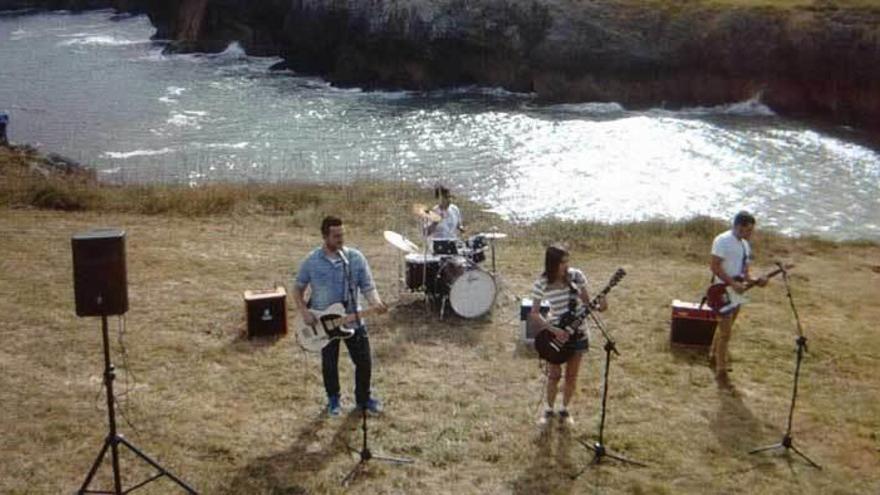 La &quot;Jandrix Band&quot; actuando durante la grabación del videoclip en Pría (Llanes).