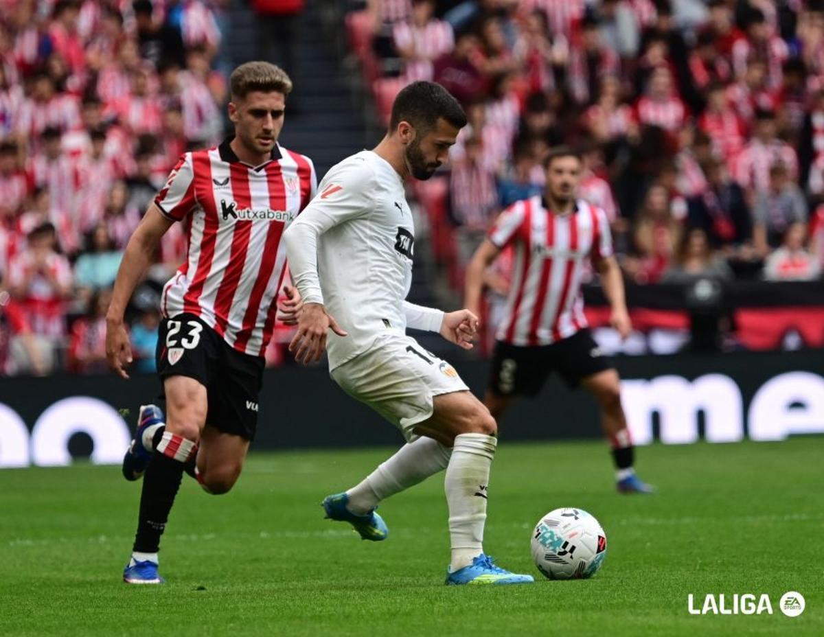 José Luis Gayà con el balón en San Mamés