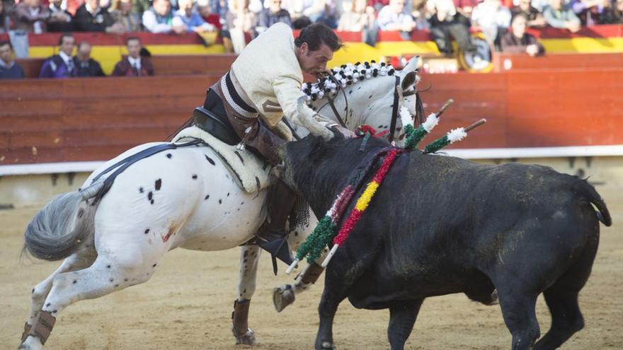 El espectáculo de rejones abre la cita taurina de Hogueras