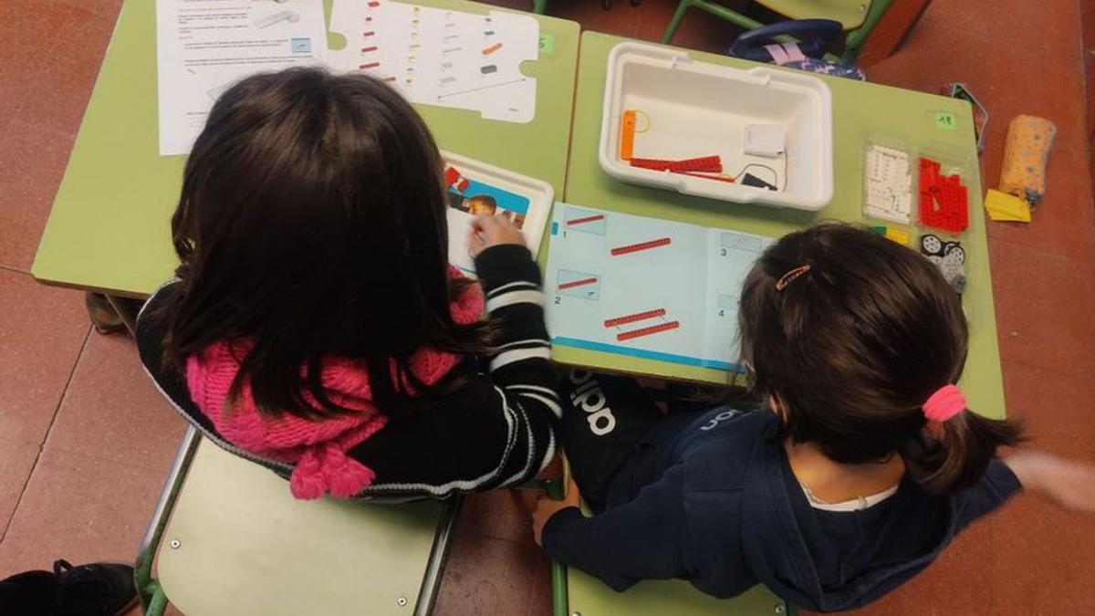 Dos alumnas de un colegio realizan una actividad de robótica. | Cedida