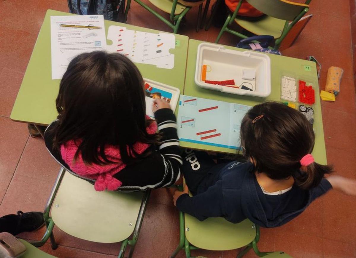 Dos alumnas de un colegio realizan una actividad de robótica. | Cedida