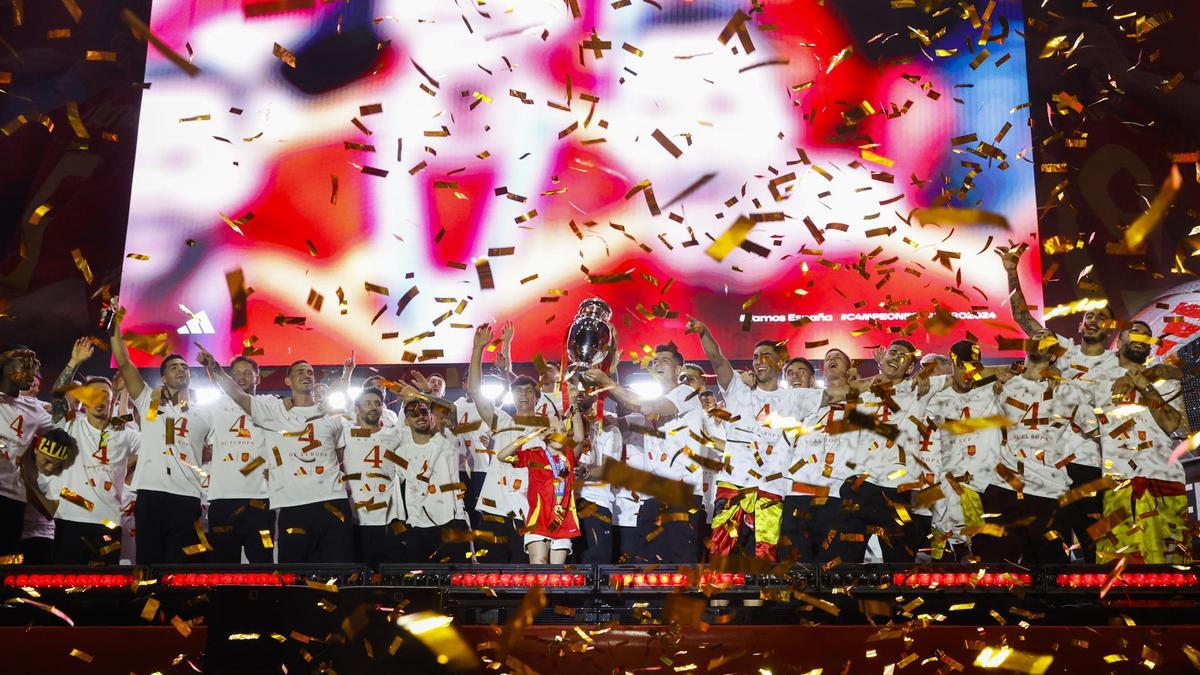 La selección española celebra en Madrid su victoria en la Eurocopa.