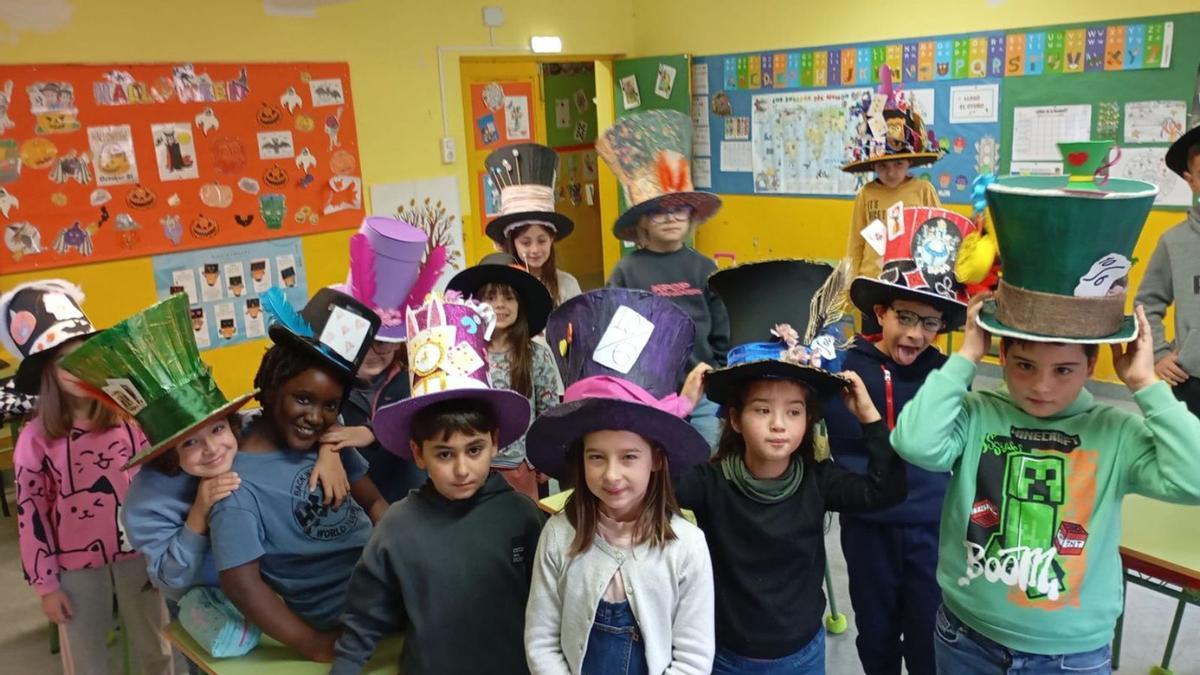 Dellos escolinos de la clas de 3u B, colos sombreros del "Sombrereru llocu".