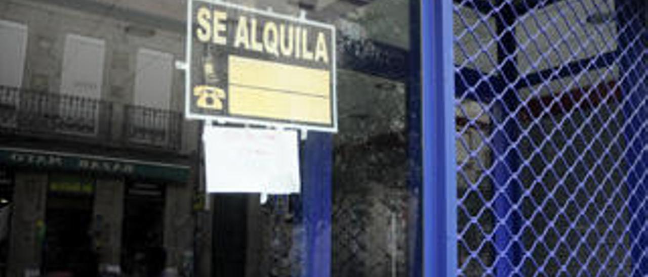 Un local comercial con el cartel de &quot;se alquila&quot;.// Bernabé/Javier Lalín