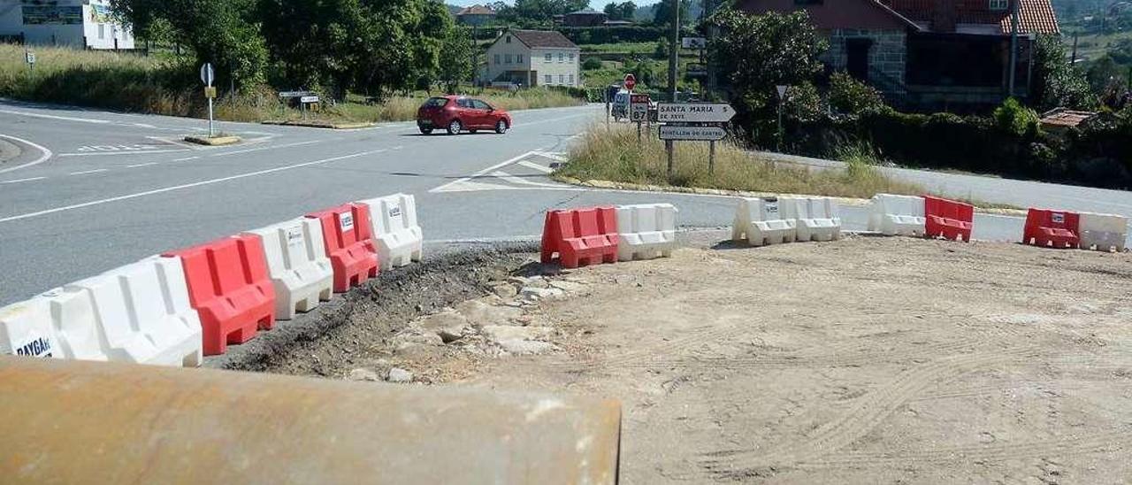 Obras en el cruce de la carretera de Ourense con los viales a Carballedo (Cotobade) y Xeve. // Rafa Vázquez