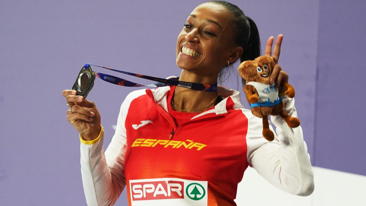 Ana Peleteiro posa con la medalla de plata que logró en el Campeonato de Europa 2021