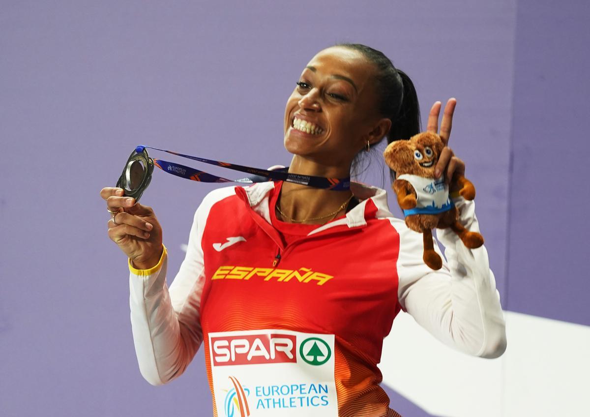 Ana Peleteiro posa con la medalla de plata que logró en el Campeonato de Europa 2021