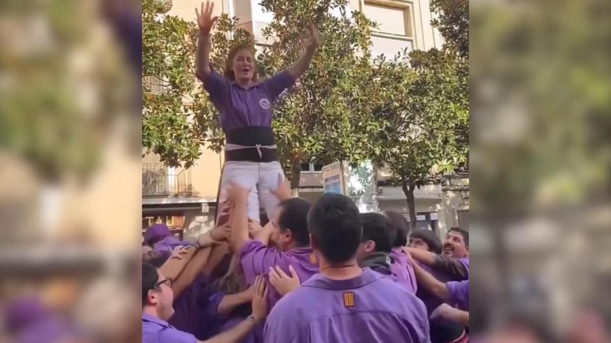 VÍDEO | Emotiu moment: la petició de mà amb un pilar de dos enmig d'una diada castellera a Figueres que ha captivat a tothom