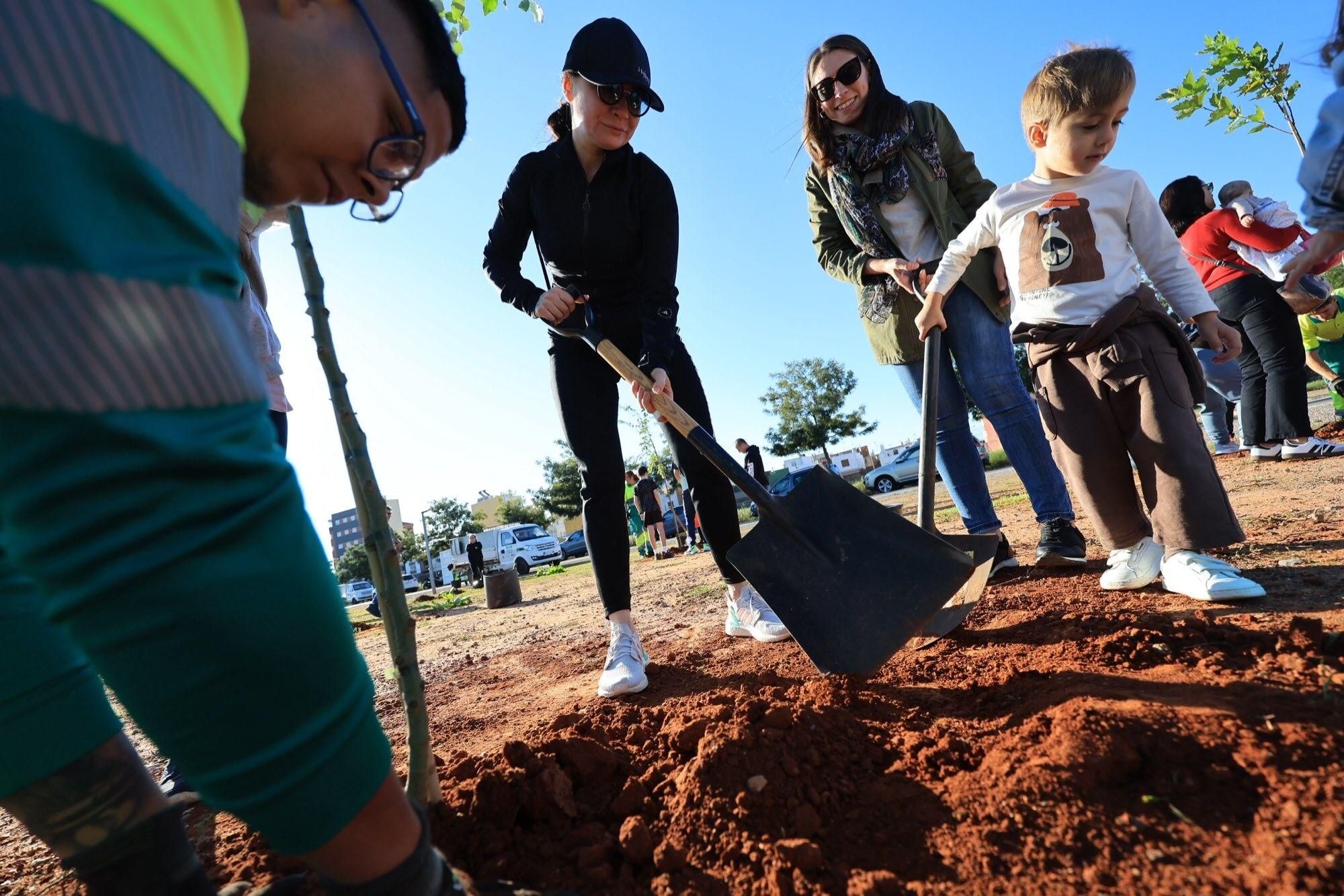  Éxito de la plantación de árboles por parte de personal y familias de Pamesa Grupo Empresarial en la Ciutat Esportiva Municipal de Vila-real que ha tenido lugar en la mañana. de este sábado La acción, que forma parte de la Responsabilidad Social Corporativa del grupo, está incluida en la programación del 20.º Mes de la Sostenibilidad de la Concejalía de Medio Ambiente.