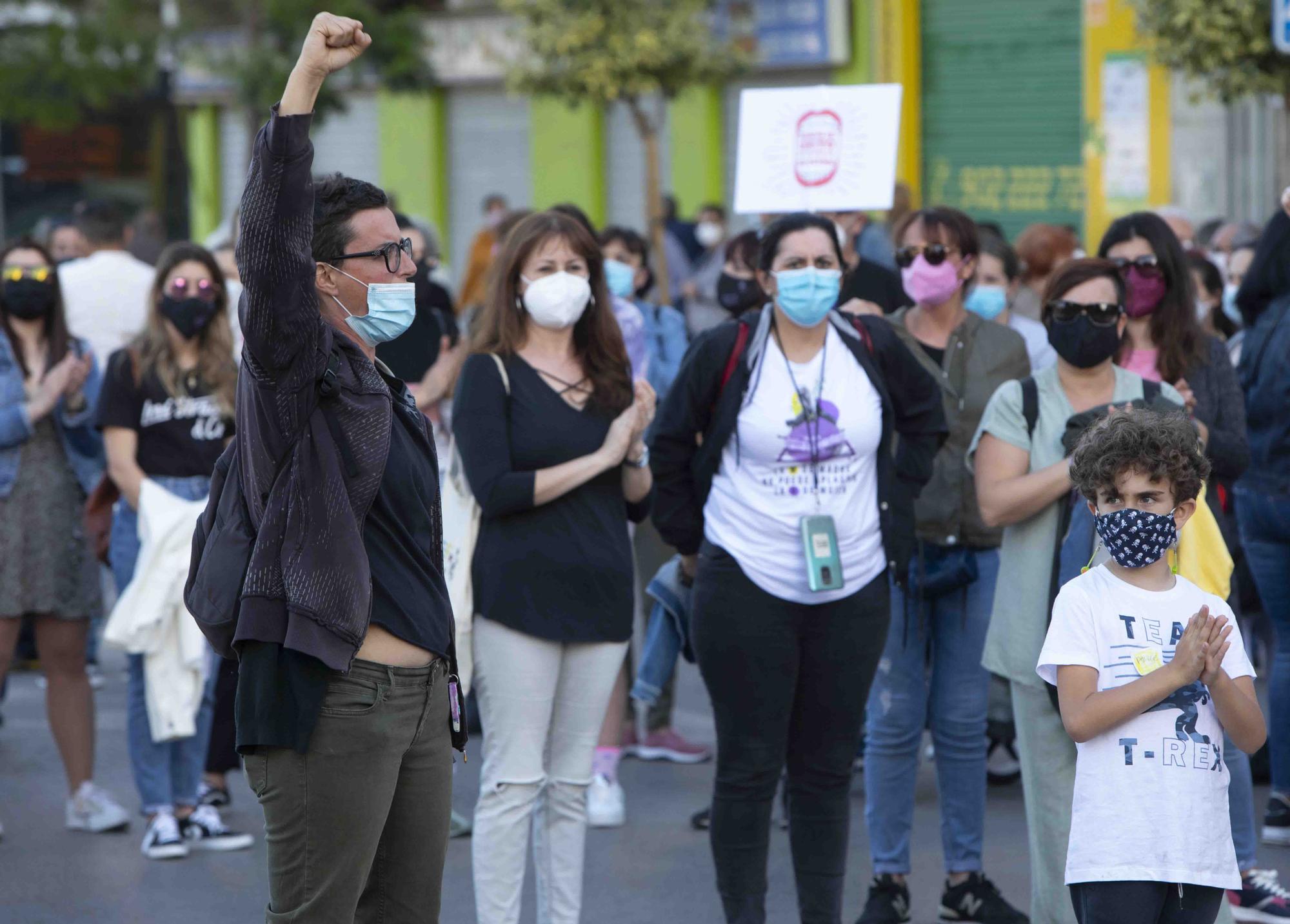 Manifestación en el Port de Sagunt por el asesinato machista de Soledad.