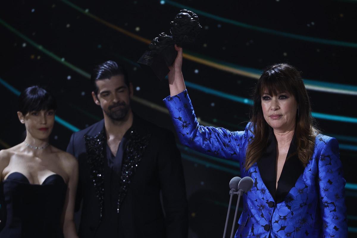 La directora Mabel Lozano recibe el Goya al Mejor cortometraje documental por Ava, durante la ceremonia de entrega de la 38 edición de los Premios Goya