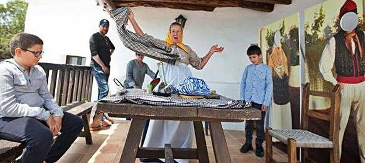 Visita teatralizada en una feria anterior en el Museu Etnogràfic de Santa Eulària.
