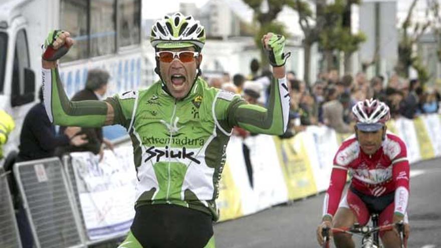 Enrique Salgueiro festeja su victoria en la primera etapa de la Vuelta a Galicia, con meta en A Coruña.