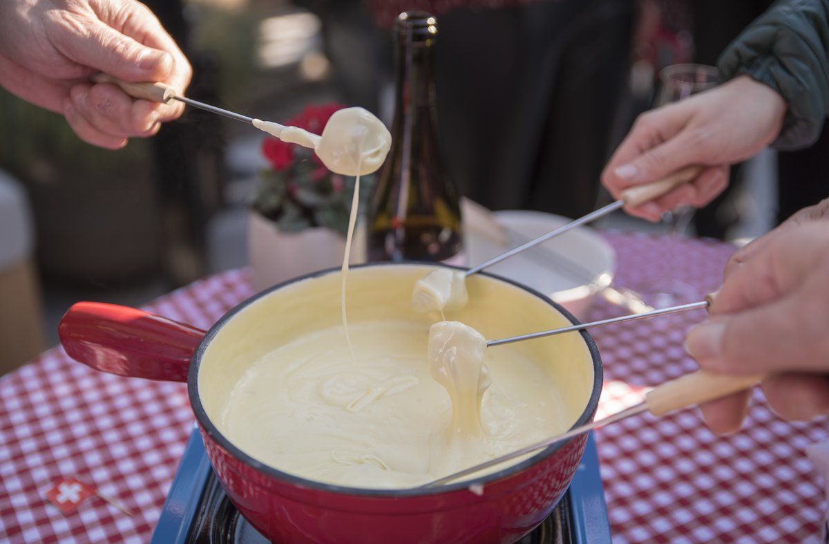 Cómo hacer una fondue de queso auténtica, como la hacen en Suiza
