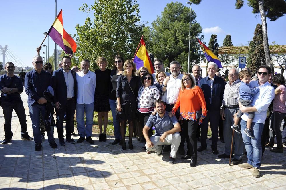 Homenaje a los difuntos en el cementerio de Castelló