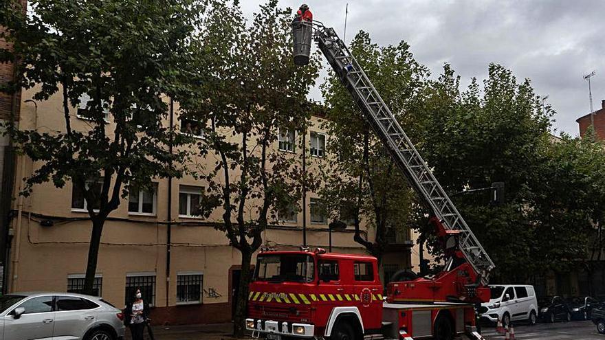 Bomberos desatascan desagües en un edificio de Víctor Gallego. | E. Fraile