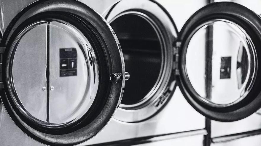 El truco de las lavanderías para que la ropa quede perfecta: 3 gotas de este producto en la lavadora