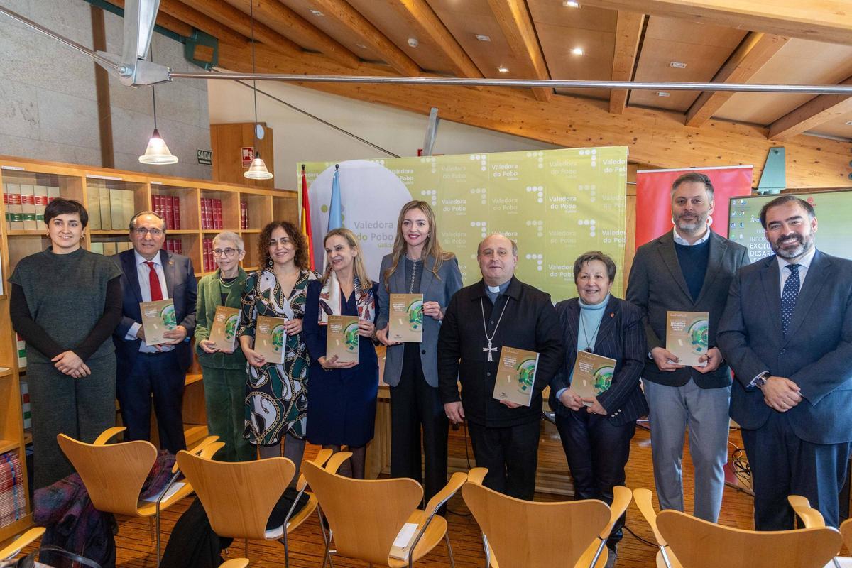 Los representantes territoriales de Cáritas, la Valedora do Pobo, el arzobispo de Santiago y representantes políticos