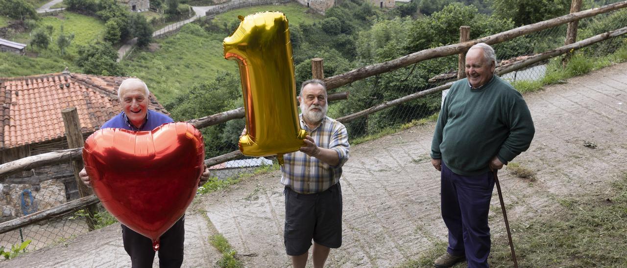 Ismael Álvarez García, José María “Chema” Siñeriz Gayol y José Antonio Tuñón García, celebrando en Bandujo que su pueble encabece la lista de los lugares más guapos de Asturias.