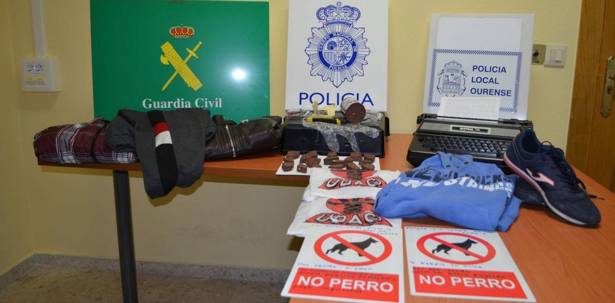 Los cebos, los escritos, la máquina de escribir y las prendas que tenía en su domicilio. | // POLICÍA