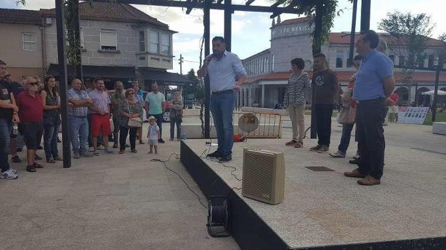 Un momento de la concentración, ayer, en Tomiño. // D.P.