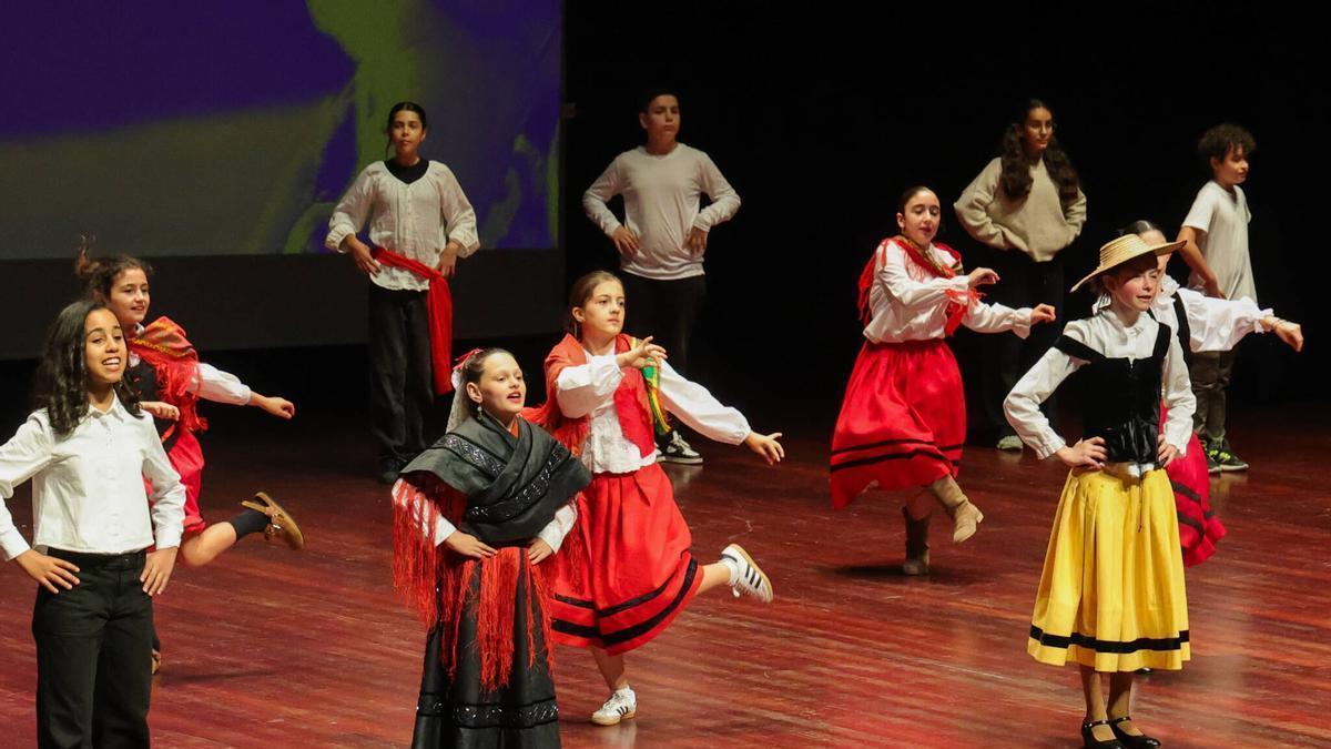 Coreografía realizada por los alumnos del CEIP A Lomba.