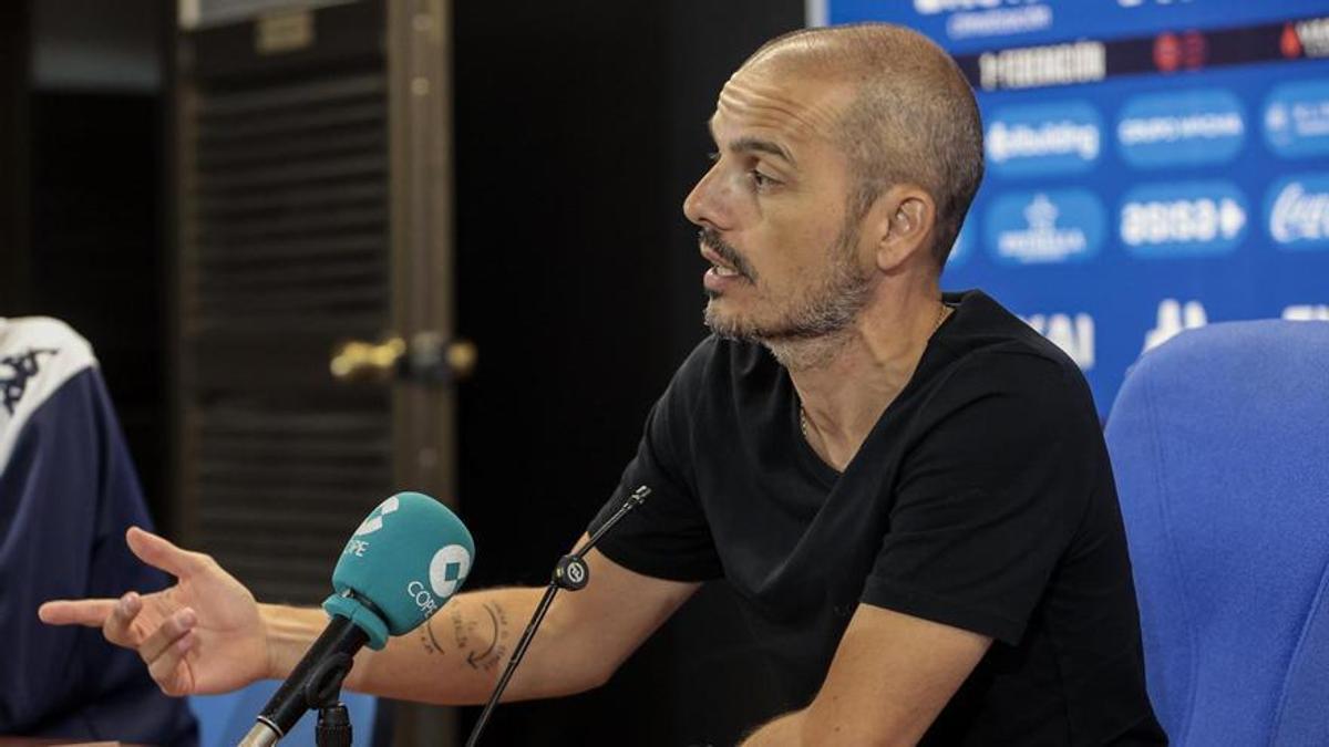Beto Company, entrenador del Hércules, durante una rueda de prensa esta temporada.
