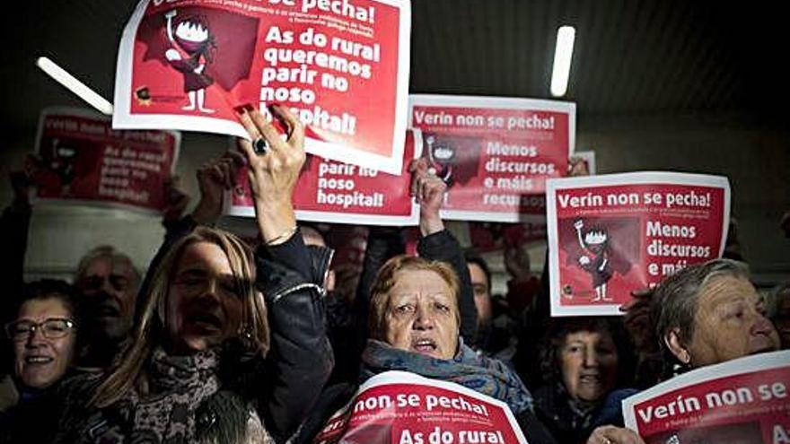 Participantes en una protesta contra el cierre del paritorio de Verín, el pasado diciembre.