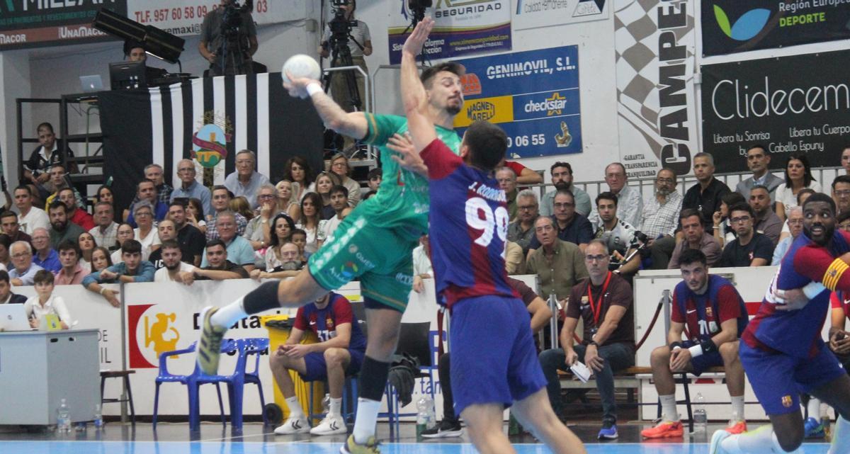 Ribeiro lanza a portería en su anterior etapa en Puente Genil.