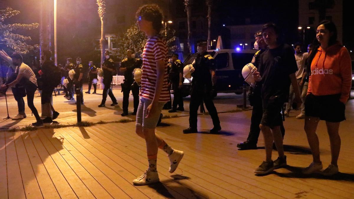 Agents de la Guàrdia Urbana desallotgen les persones que hi ha a la Barceloneta