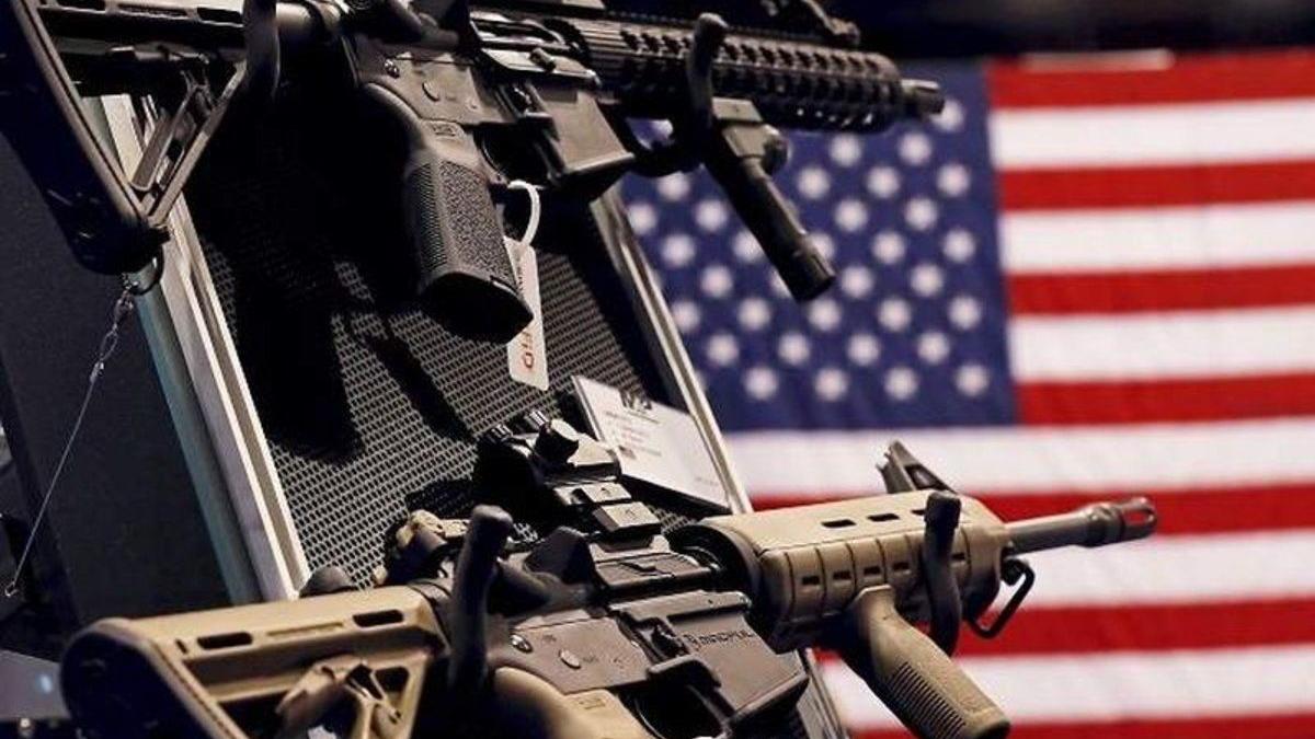 Armes exposades amb una bandera dels Estats Units de fons