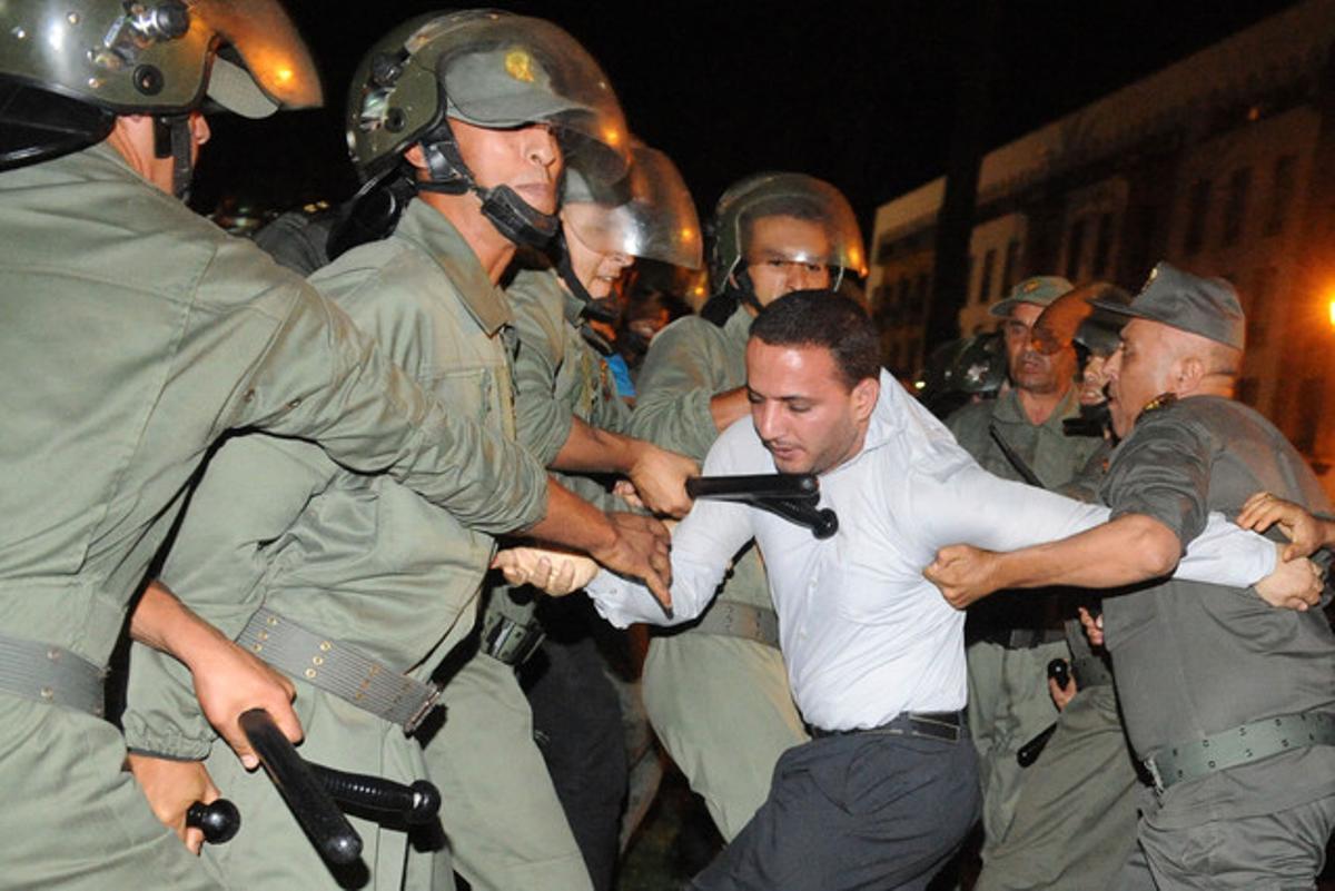 Els antiavalots marroquins detenen un home que participava en la manifestació de Rabat contra l’indult al pederasta espanyol, aquest divendres. Els antiavalots marroquins detenen un home que participava en la manifestació de Rabat contra l’indult al pederasta espanyol, aquest divendres.