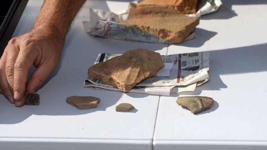 Piezas de cerámica localizadas en la terraza del castro. // Noé Parga