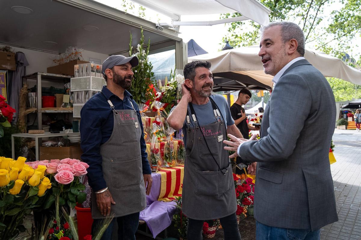 El alcalde Jaume Collboni saluda a los floristas de la Rambla en su nueva ubicación provisional durante Sant Jordi 2026.