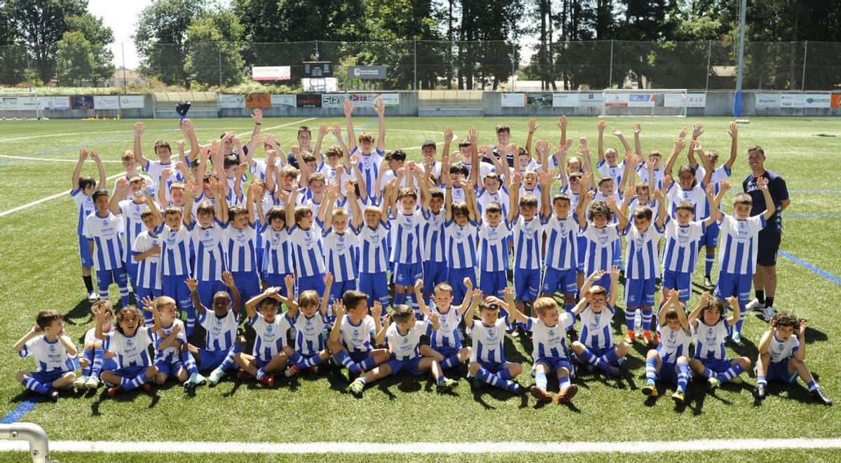 Los niños del DéporCampus Cabreiroá posan, ayer, en el campo de A Gandareira.  | // BERNABÉ/JAVIER LALÍN