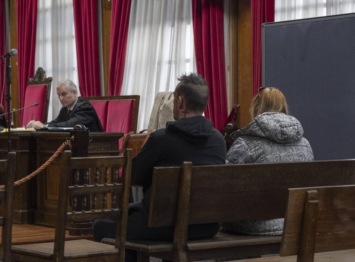 Los dos acusados, en uno de los juicios, ayer, en la Audiencia Provincial. | ROI CRUZ