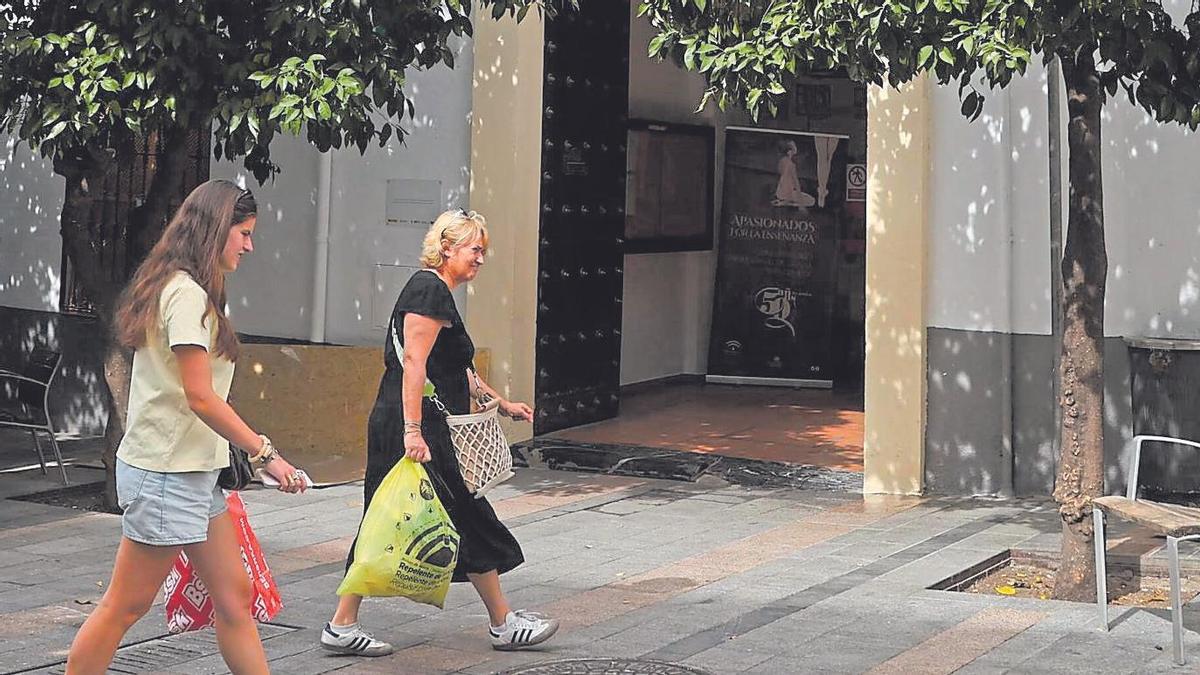 Acceso al Conservatorio de Danza, que comunica con la Escuela de Arte Dramático.