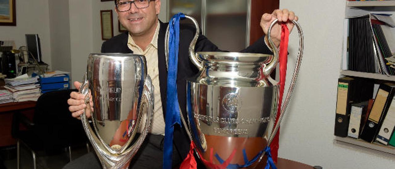 José Yamal Hawach, presidente de la Peña Nicolás Casaus, con los dos trofeos conquistados por el Barcelona.