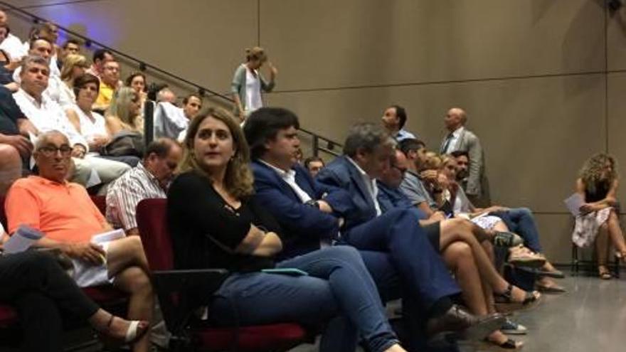 Marta Pascal, al costat Pere Vila, dilluns a l&#039;assemblea a Maçanet.