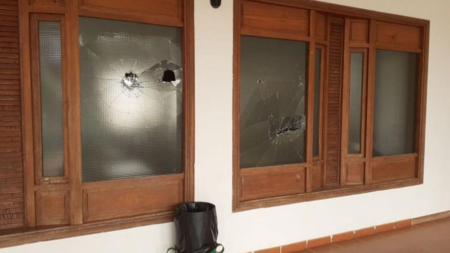 Destrozos en cristales del Instituto Teguise