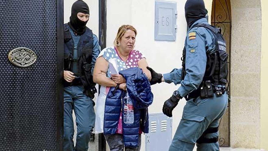 Rosario V.F., cuñada de ´La Paca´, sale de su domicilio de la calle Prunes custodiada por dos guardias civiles tras su detención.