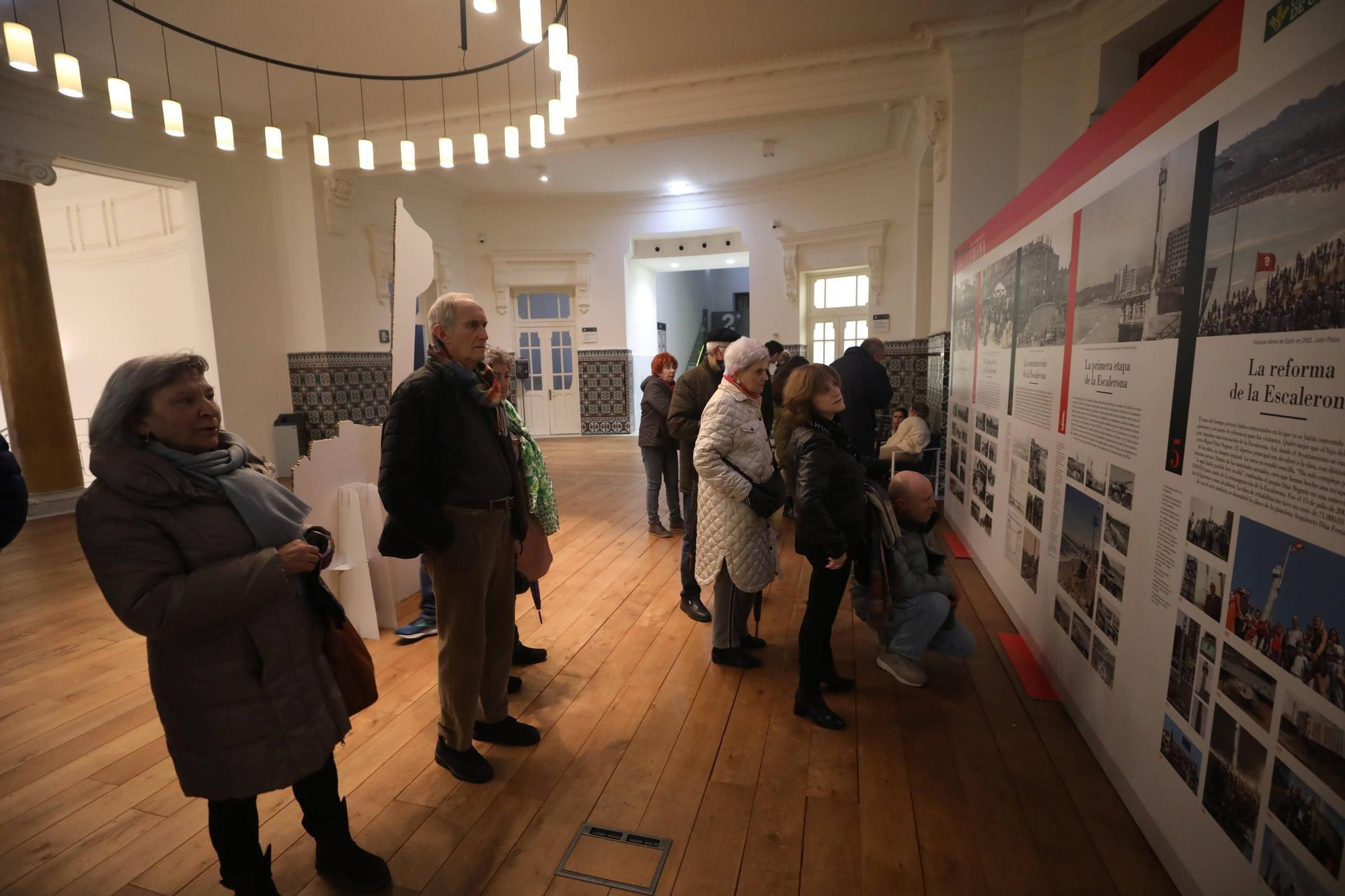 Visitantes en la exposición "Guardianes del tiempo" organizada por LA NUEVA ESPAÑA