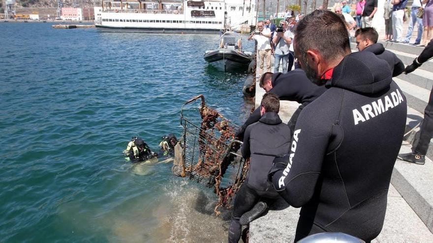 Buzos de la Armada sacan del fondo del puerto carros, bicicletas y una moto