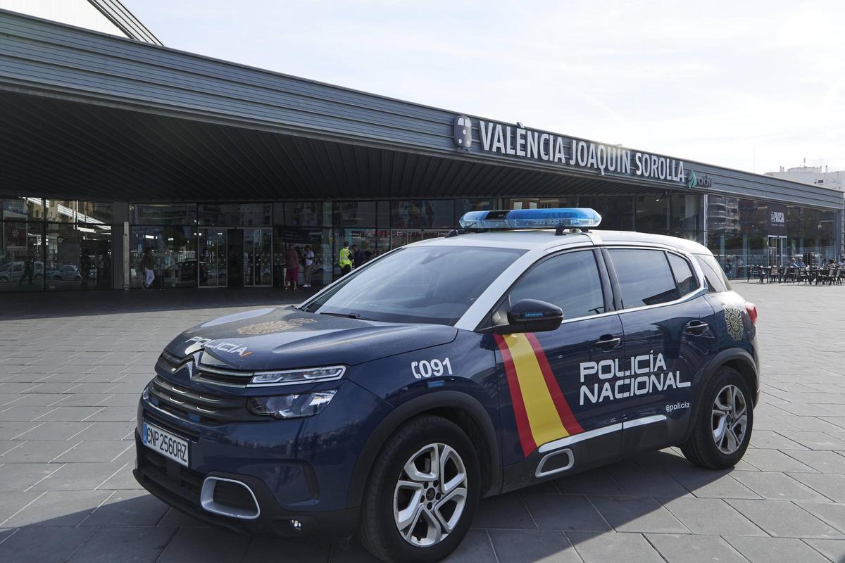Un coche de patrulla de la Policía Nacional en la estación del AVE de Joaquín Sorolla