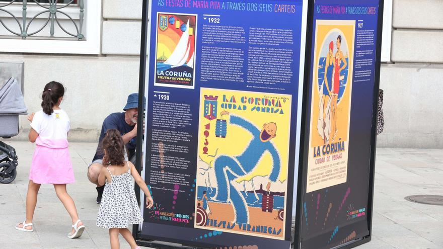 Una exposición reúne en el Obelisco carteles de las fiestas de A Coruña a lo largo de tres siglos