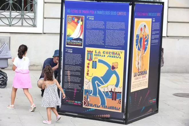 Una exposición reúne en el Obelisco carteles de las fiestas de A Coruña a lo largo de tres siglos