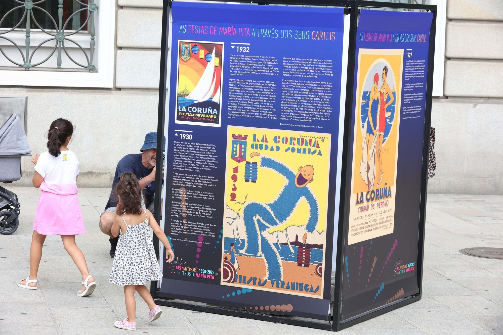 Una exposición reúne en el Obelisco carteles de las fiestas de A Coruña a lo largo de tres siglos